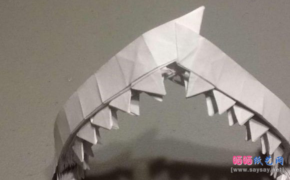 纸艺鲨鱼嘴巴的折法