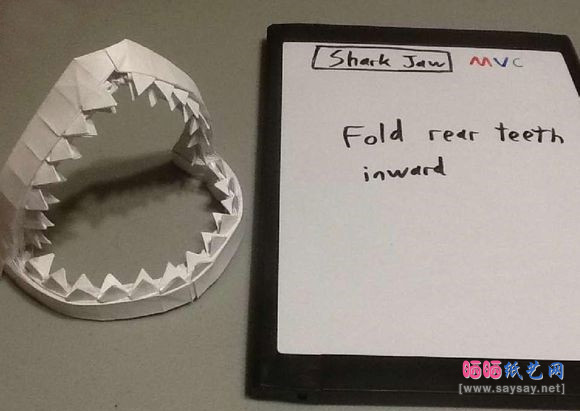 纸艺鲨鱼嘴巴的折法
