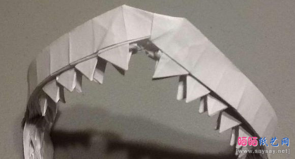 纸艺鲨鱼嘴巴的折法