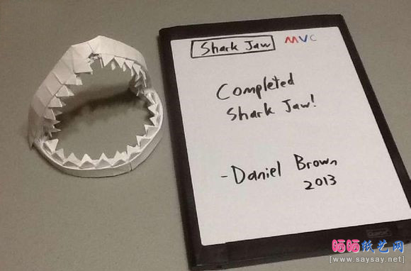 纸艺鲨鱼嘴巴的折法