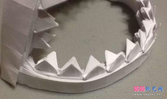 纸艺鲨鱼嘴巴的折法