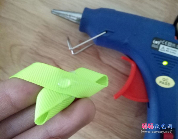 海绵纸制作漂亮的立体花DIY教程图片步骤7-www.saybb.net