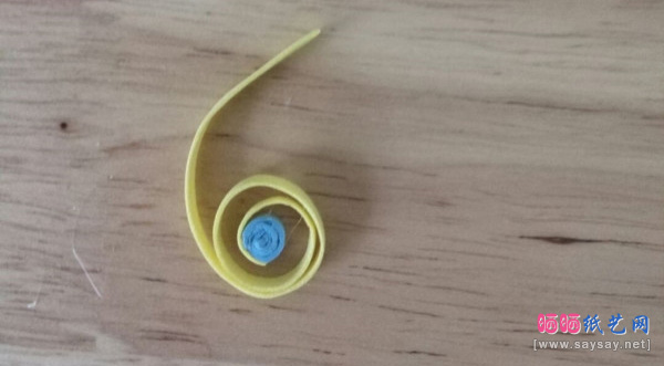 海绵纸制作漂亮的立体花DIY教程图片步骤10-www.saybb.net