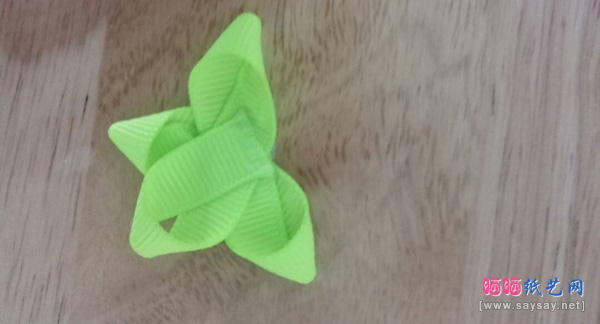 海绵纸制作漂亮的立体花DIY教程图片步骤8-www.saybb.net