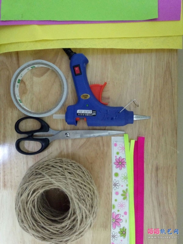 海绵纸制作漂亮的立体花DIY教程图片步骤12-www.saybb.net