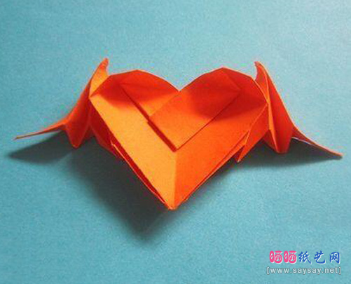 带翅膀的心形糖果盒折纸实拍教程成品图