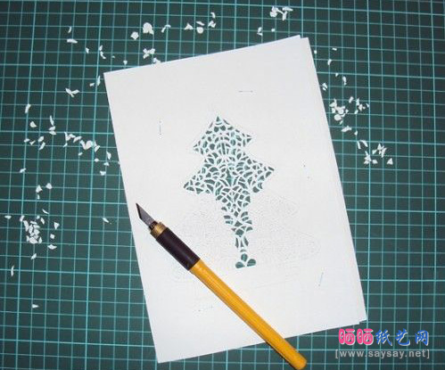 精致纸雕制作圣诞树剪纸方法图片步骤2-www.saybb.net