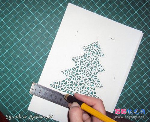 精致纸雕制作圣诞树剪纸方法图片步骤3-www.saybb.net