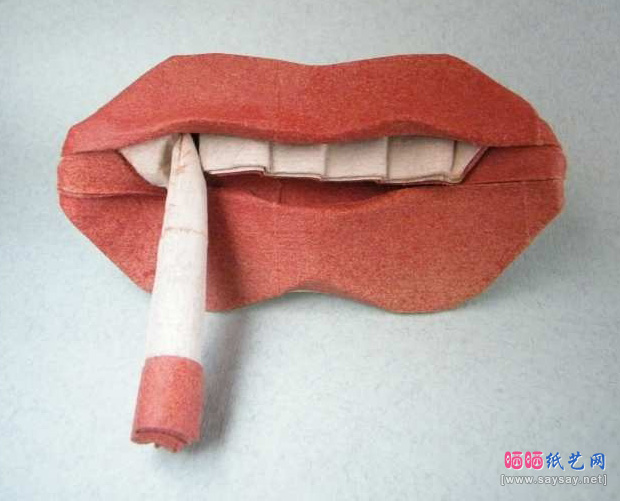 有趣折纸教程-叨着香烟的嘴巴折纸成品图-www.saybb.net