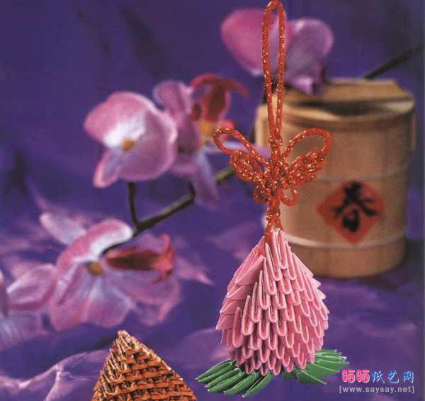 寿桃佩饰三角插折纸图文教程完成效果图-www.saybb.net