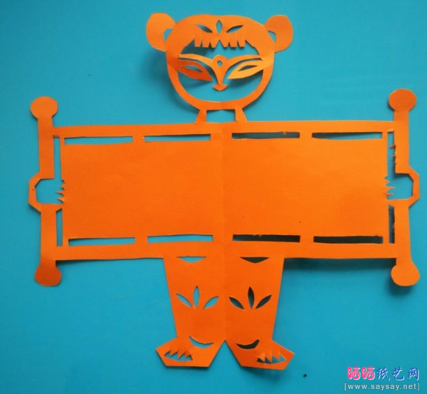 可爱的小女孩新年好剪纸画制作图片步骤7-www.saybb.net