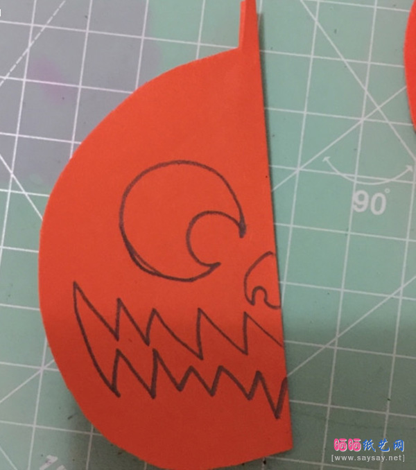 搞怪的南瓜头剪纸方法步骤5-儿童手工-www.saybb.net