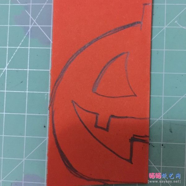 搞怪的南瓜头剪纸方法步骤3-儿童手工-www.saybb.net