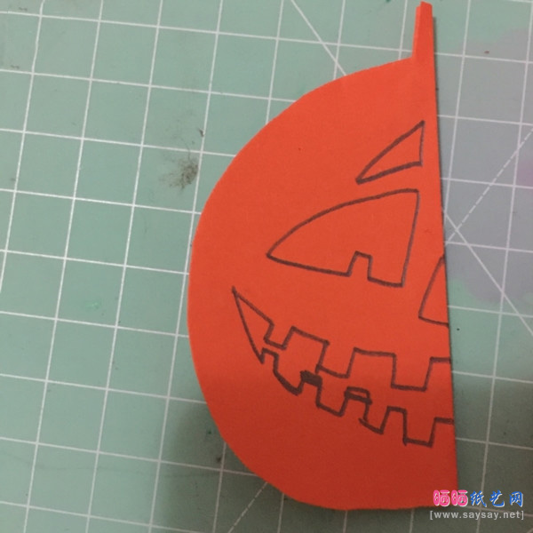 搞怪的南瓜头剪纸方法步骤4-儿童手工-www.saybb.net