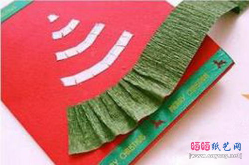 精致褶皱花边圣诞树卡片制作 圣诞贺卡教程步骤4-www.saybb.net