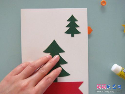 简单儿童圣诞节手工制作 粘贴圣诞树贺卡DIY步骤2-www.saybb.net