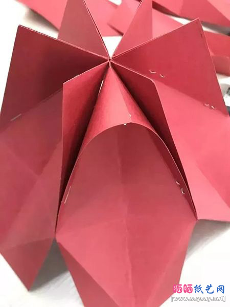 纸艺制作元旦剪纸灯笼的方法教程步骤7-www.saybb.net