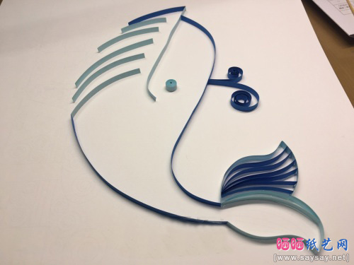 可爱的小鲸鱼衍纸画制作教程步骤4-www.saybb.net