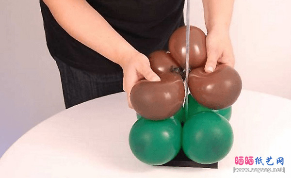 节日造型制作气球树方法教程步骤7-www.saybb.net