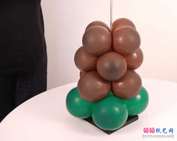节日造型制作气球树方法教程步骤11-www.saybb.net