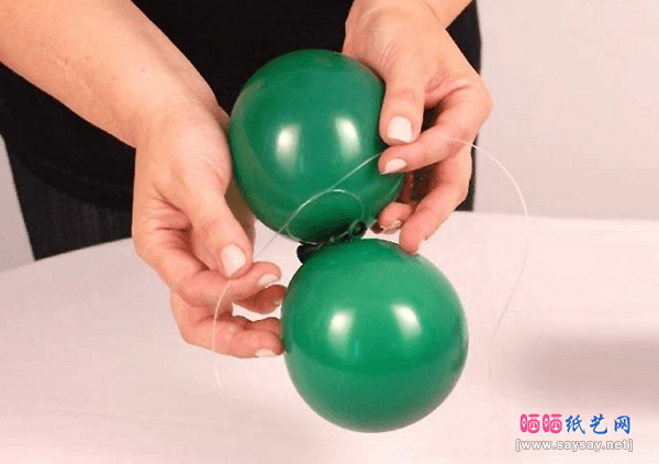 节日造型制作气球树方法教程步骤16-www.saybb.net