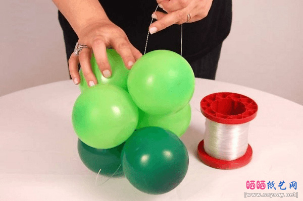 节日造型制作气球树方法教程步骤19-www.saybb.net