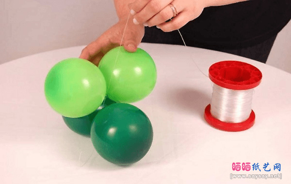 节日造型制作气球树方法教程步骤18-www.saybb.net