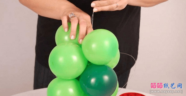 节日造型制作气球树方法教程步骤22-www.saybb.net
