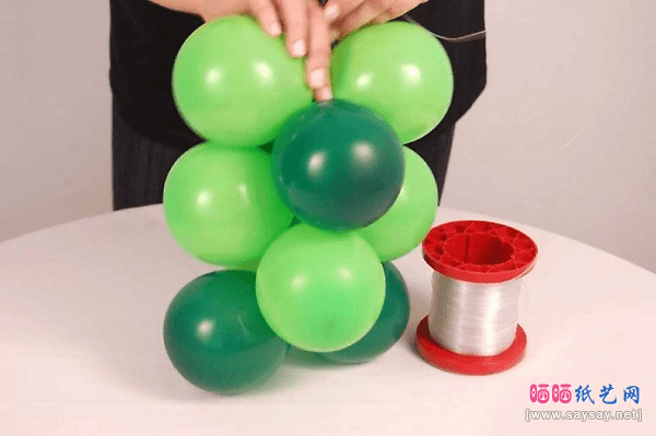 节日造型制作气球树方法教程步骤21-www.saybb.net