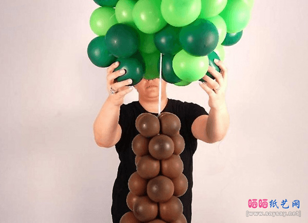 节日造型制作气球树方法教程步骤30-www.saybb.net