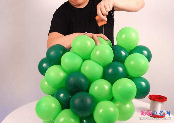 节日造型制作气球树方法教程步骤29-www.saybb.net