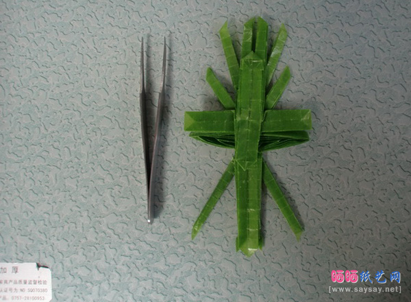 飞行竹节虫手工折纸教程步骤8-www.saybb.net