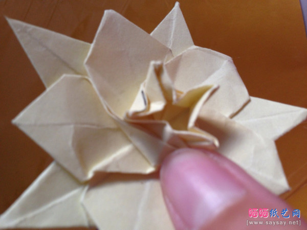 美丽的樱花星手工折纸实拍教程步骤43-www.saybb.net