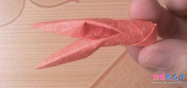 实用折纸教程可爱的小兔子笔帽制作方法步骤10-www.saybb.net