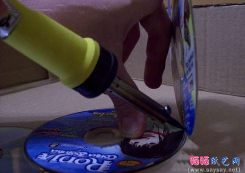 旧光盘变废为宝制作个性灯罩图片步骤1-www.saybb.net
