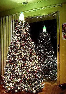废弃易拉罐制作大型圣诞树完成效果图-www.saybb.net