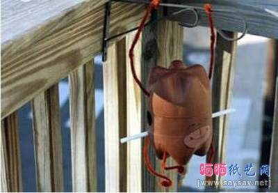 塑料瓶废物利用制作猴子造型喂鸟器步骤6-www.saybb.net