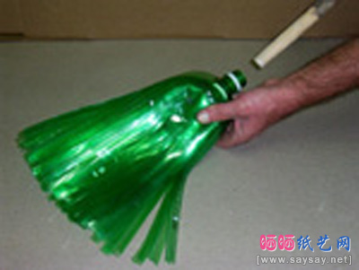 塑料瓶变废为宝手工制作扫帚-www.saybb.net