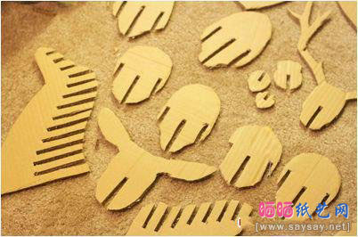 创意的立体纸板驯鹿制作步骤5-www.saybb.net