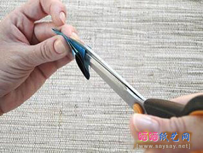 旧杂志手工制作精美圣诞花环步骤5-www.saybb.net