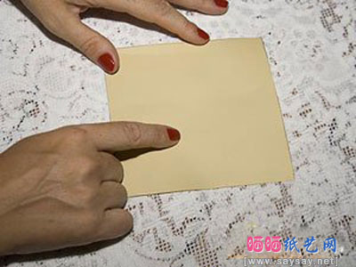 纸蝴蝶的简单折法教程步骤1-www.saybb.net