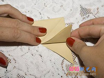 纸蝴蝶的简单折法教程步骤7-www.saybb.net