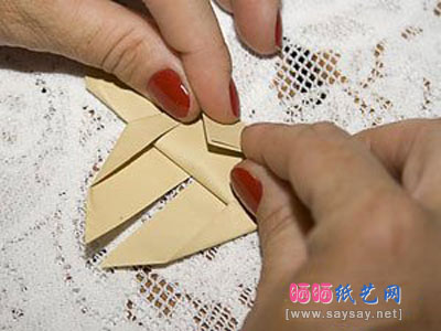 纸蝴蝶的简单折法教程步骤13-www.saybb.net