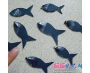 用旧杂志手工制作钓鱼玩具的方法